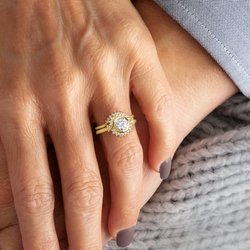 Zásnubný prsteň - halo štýl